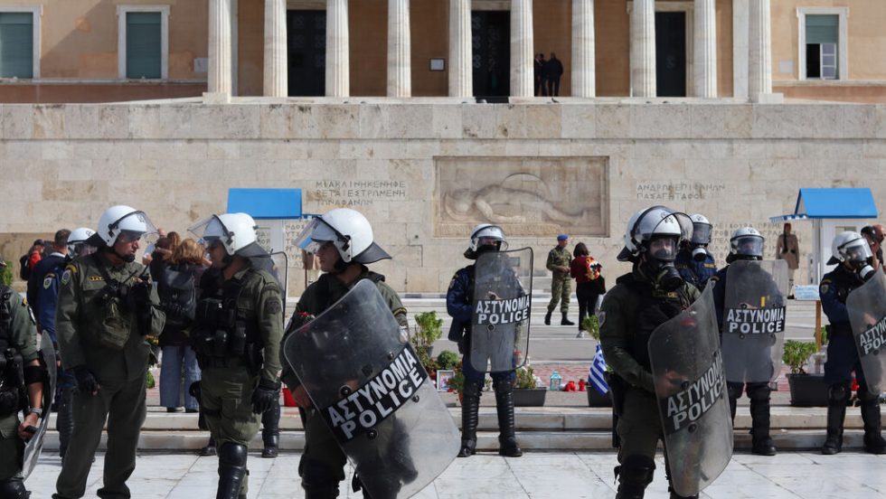 Σε αστυνομικό κλοιό το μνημείο του Αγνωστου Στρατιώτη κατά το χθεσινό φοιτητικό συλλαλητήριο.